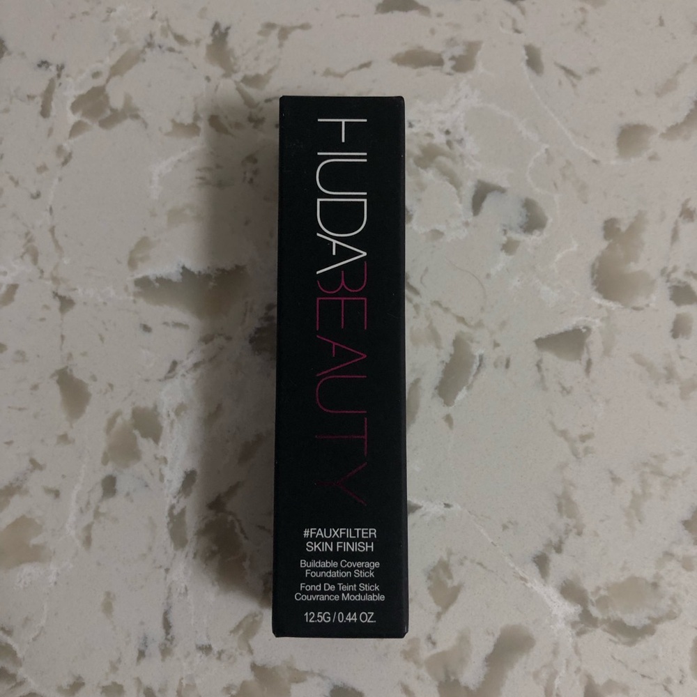 Huda Beauty Bubble Coverage Foundation Stick Ganache 560R